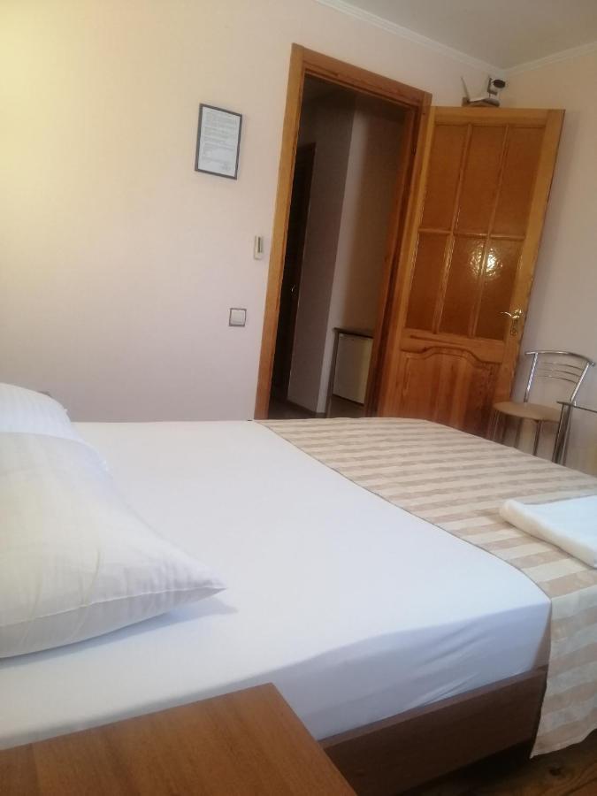 Gostiniy Dvor Non-Stop Hotel Kherson Exterior photo
