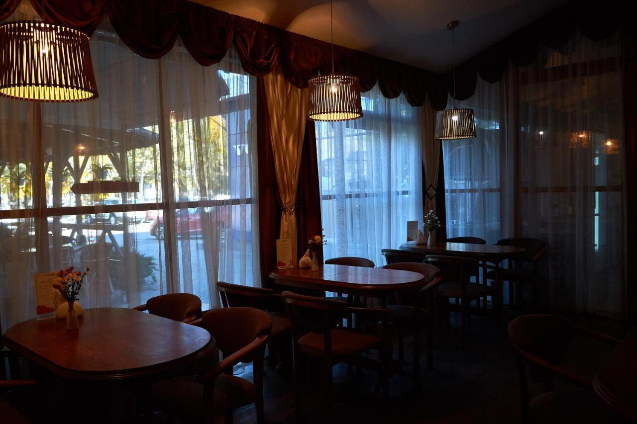 Gostiniy Dvor Non-Stop Hotel Kherson Exterior photo